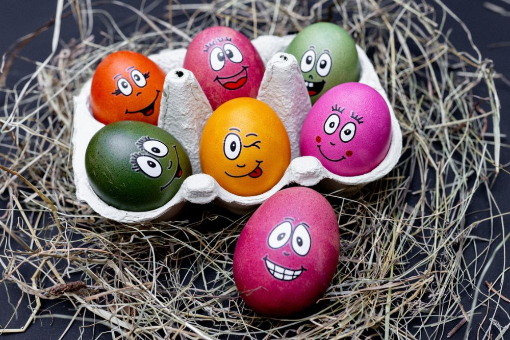 dekorera ägg med klistermärken ansikten