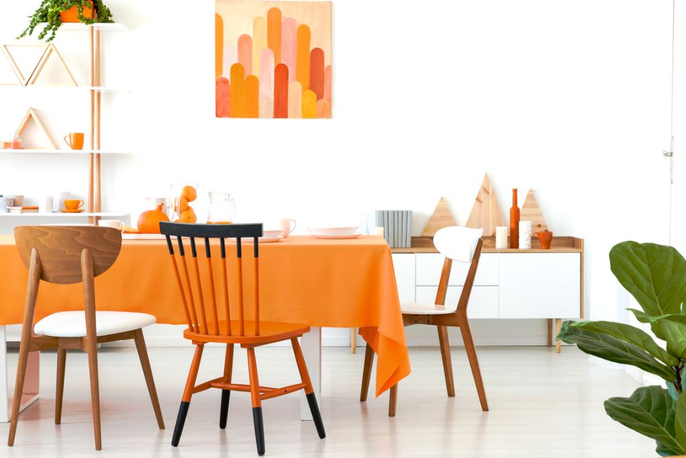 orange inredning möbler