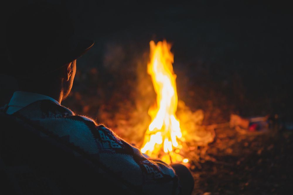 meditation öppen eld skog
