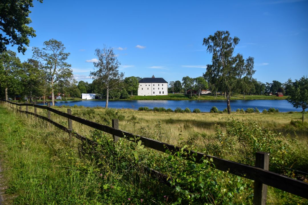 bild torpa slott och åsunden sett på avstånd