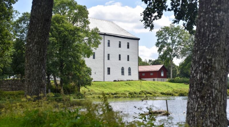 torpa stenhus sett från sjön åsunden i länghem