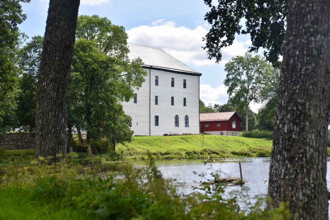 torpa stenhus sett från sjön åsunden i länghem